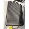 Image 4 : CUISINART COLLAPSIBLE STRAINER, DISH DRYING RACK, SERVING TRAY AND CAST IRON GRIDDLE