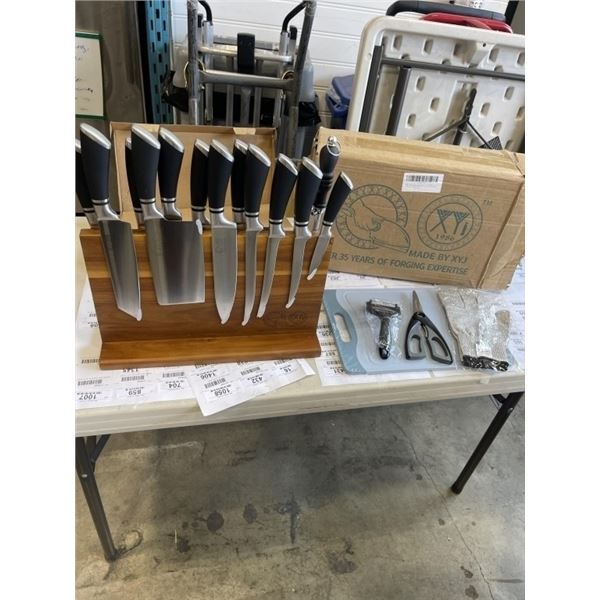 NEW XYJ 19 PIECE MAGNETIC KNIFE SET WITH MAGNETIC KNIFE BLOCK