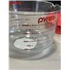 Image 4 : 2 NEW 2 LITRE PYREX MEASURING CUPS WITH LIDS