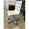 Image 4 : 2 ROLLING WHITE IKEA OFFICE CHAIRS