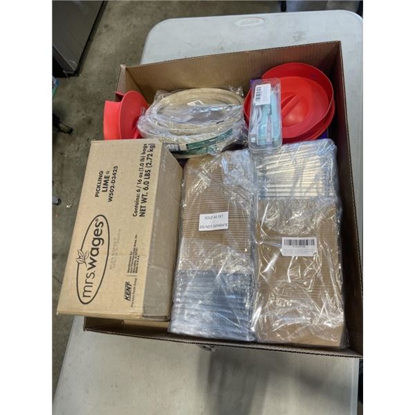 TRAY OF KITCHEN ITEMS INCLUDING 100 PACK OF OCMOIY CHARCUTERIE BOXES WITH CLEAR LIDS, MRS WAGES PICK