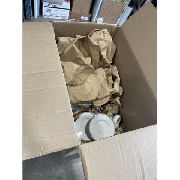 ASSORTED ROYAL DOULTON PLATINUM DINNNER SERVICE PLATES