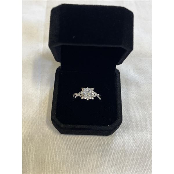 NEW S925 1.0CT PRINCESS CUT SIMULATED DIAMOND (CZ) HALO TWIST RING, SIZE 7, MOUNTED IN 925 STERLING 