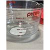 Image 4 : 2 NEW 2 LITRE PYREX MEASURING CUPS WITH LIDS