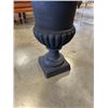 Image 3 : CAST PLANTER POT