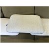 Image 2 : 3 CASPER MEMORY FOAM PILLOWS, 2 KINGSIZE AND ONE STANDARD