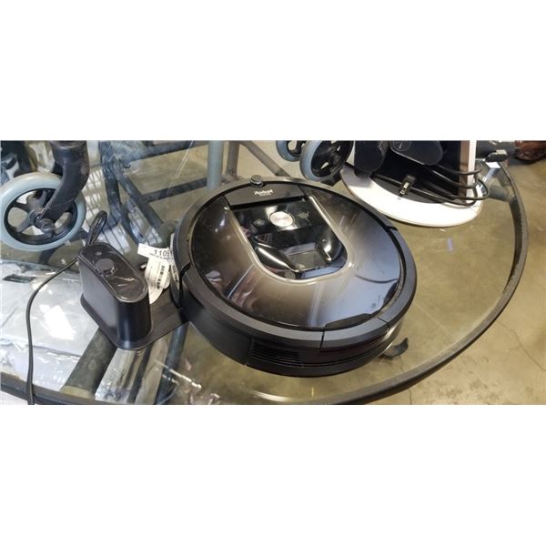 IROBOT ROOMBA ROBOT VACUUM WORKING