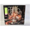 Image 1 : DANSK "TRIO" BOOK- DECORATING WITH GLASS VASES