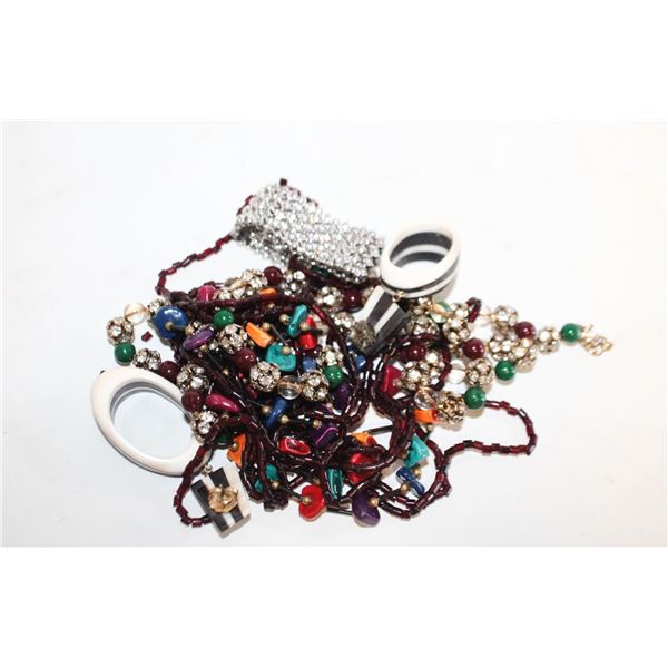 EARRINGS, 2 NECKLACESS AND BRACELET