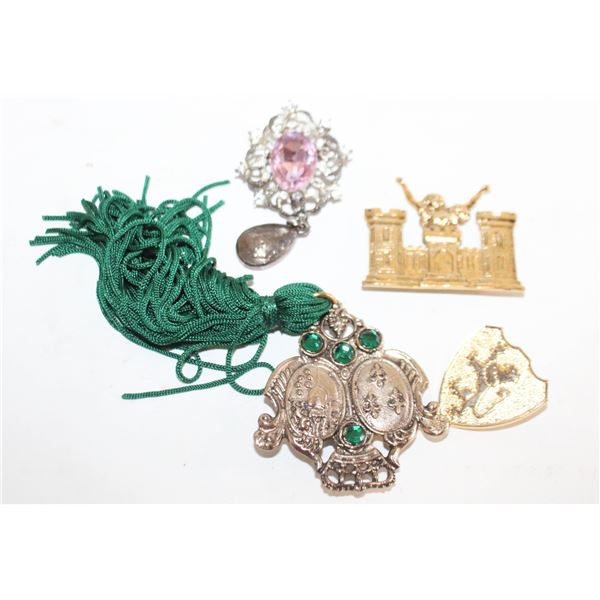 4 BROOCHES
