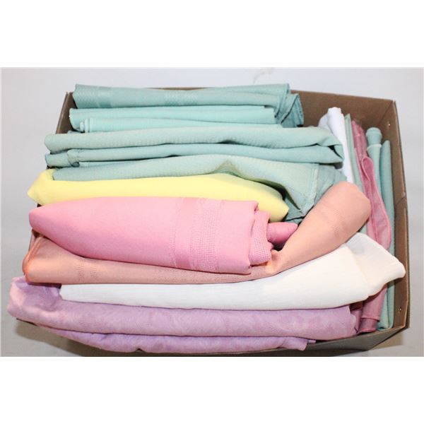 8 TABLE CLOTHS & 27 NAPKINS