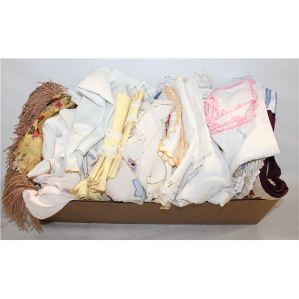 OVER 40 PCS VINTAGE TABLE CLOTHS /NAPKINS+MORE