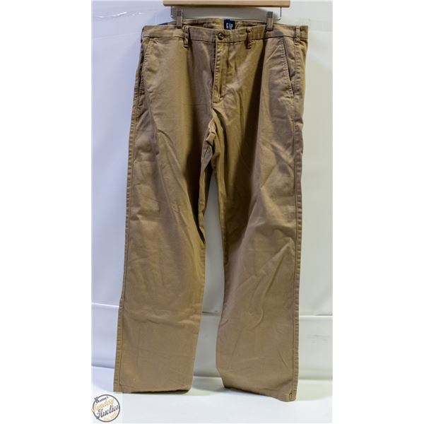 NEW GAP MENS 38 X 32" KHAKI PANTS - STRAIGHT FIT