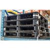 Image 1 : LOT OF 4 HEAVY DUTY PLASTIC PALLETS