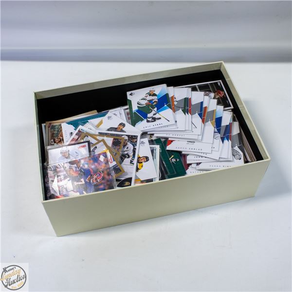 BOX LOT OF LOOSE ASSORTED HOCKEY CARDS