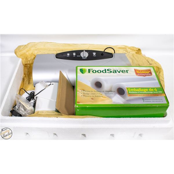 FOOD SAVER WITH EXTRA BAGS AND ACCESSORIES