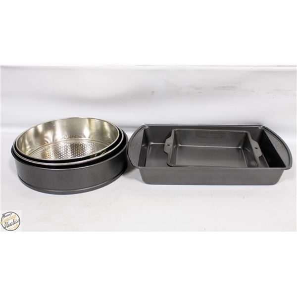LOT OF BAKING PANS