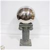 Image 1 : BOX W/8" DIAMETER MIRRORED GARDEN GAZING BALL-