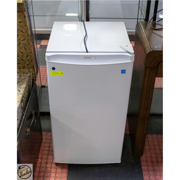 33” DANBY UNDER COUNTER BAR FRIDGE