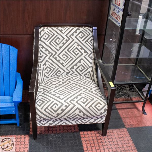ARM CHAIR RETRO STYLE BLACK/WHITE 27" WIDE