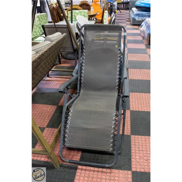 FOLDING GRAVITY LOUNGE CHAIR (HINGE AREAS ARE