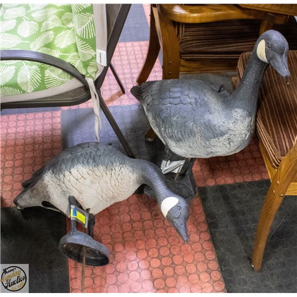 PAIR OF GARDEN GOOSE DECOYS (SPIKE BASED TO STICK-