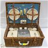 Image 1 : VINTAGE PICNIC BASKET