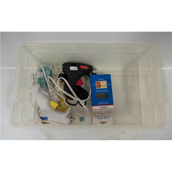 LOT OF HOT GLUE GUNS WITH GLUE