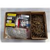 Image 1 : FLAT OF WOOD SCREWS AND STAPLES/NAIS AND