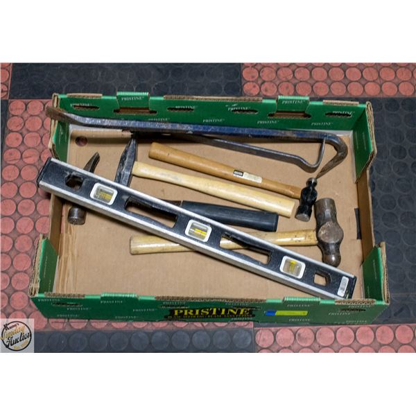 ASSORTED HAMMERS/PRY BARS AND LEVEL