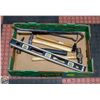 Image 1 : ASSORTED HAMMERS/PRY BARS AND LEVEL