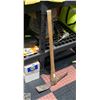 Image 1 : VINTAGE LARGE PICK-AXE