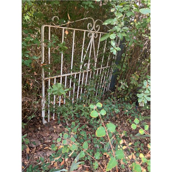 only one pictured 4 foot gates