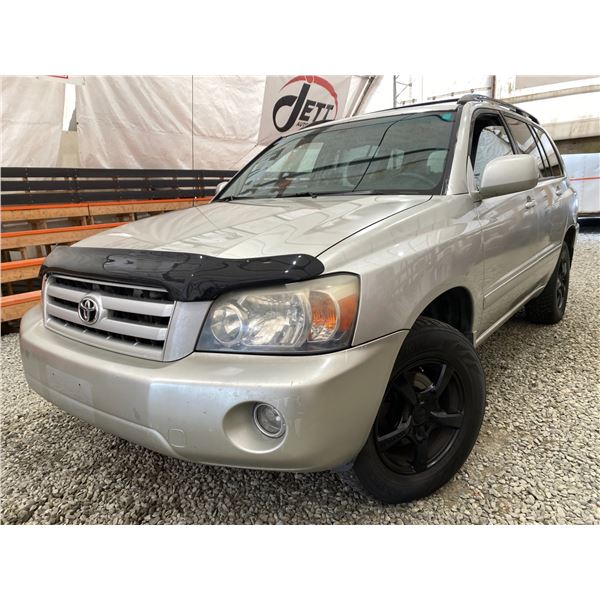 PARKSVILLE - 2004 TOYOTA HIGHLANDER GREY 333431 KMS - 013381-2