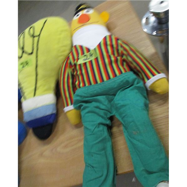 BOX C/W STUFFED TOYS