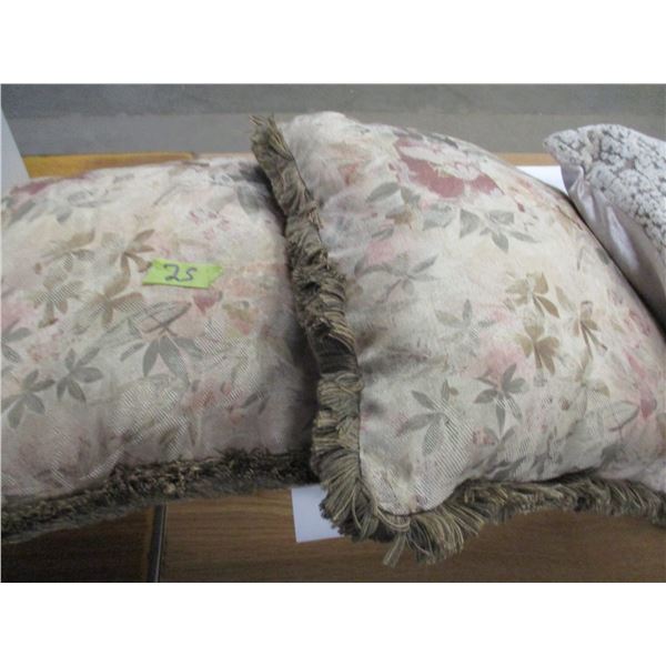 TOTE ON WHEELS C/W 4 CUSHIONS