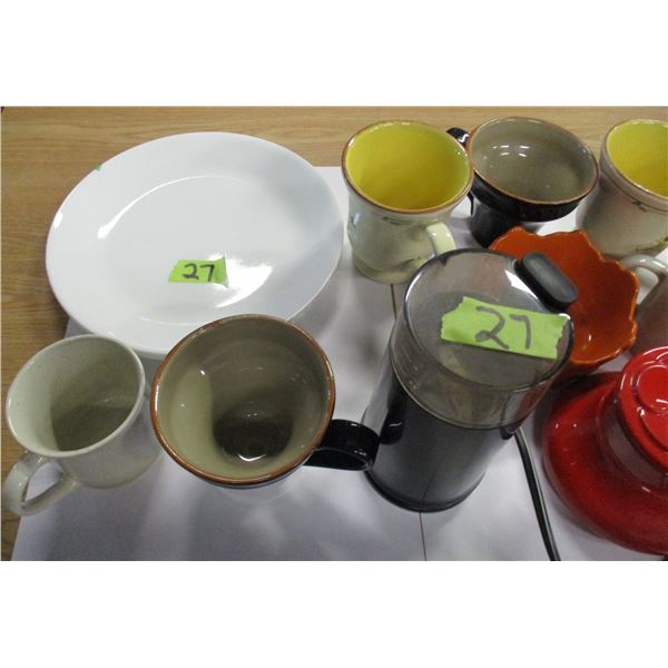 BOX C/W MUGS & PLATES