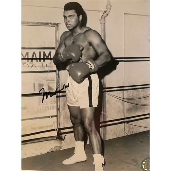 Legendary boxer Muhammad Ali signed photo. GFA Authenticated