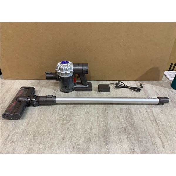 Dyson V6 Fullkit Vacuum with Charger and Attachment - Turns ON