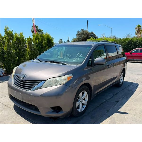 TOYT SIENNA 2011 T-TMU 2 DAYS