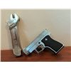 Image 5 : Novelty Lighter Lot: Wrench, Mini Pistol, Bear Head, Atomic Bar