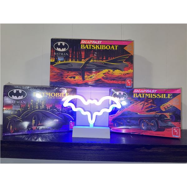 AMT Batman Returns Snapfast Model Kits and Bat Signal Lamp Lot
