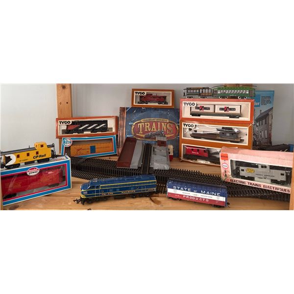 HO Scale Model Train Set With Rolling Stock, Track, Books, Mixed Brands