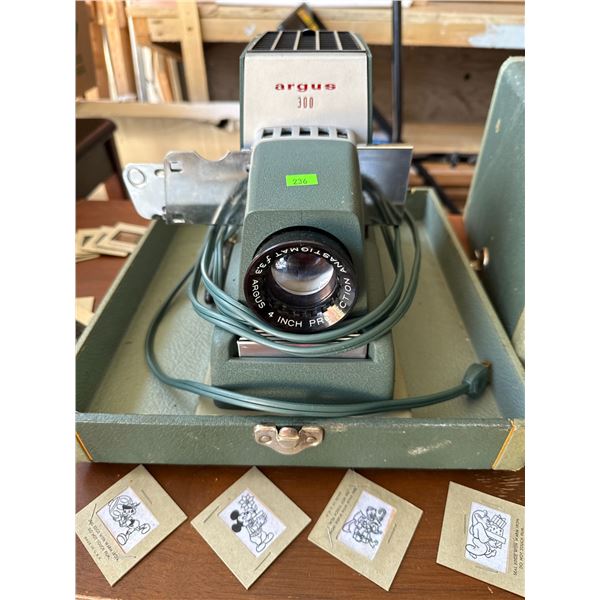 Argus 300 Slide Projector With Case and Extra Lamp