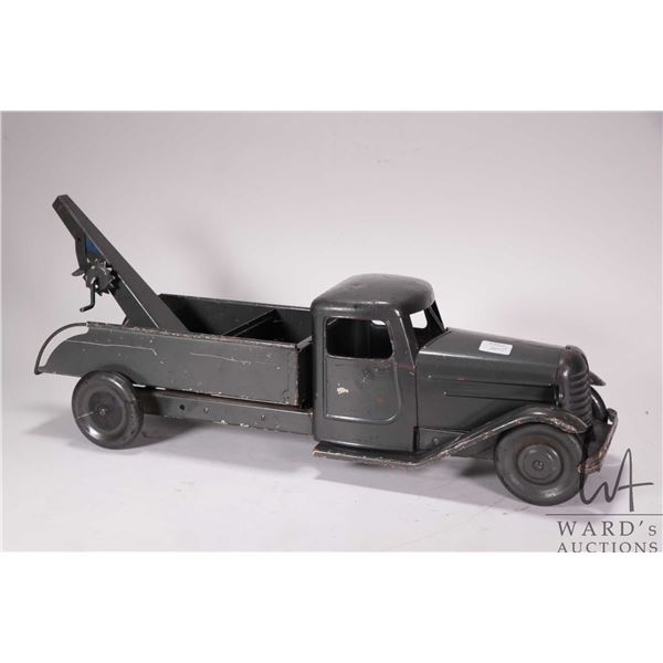 Vintage Structo Toys pressed steel Diamond T wrecker tow truck, circa 1930's, 21" in length