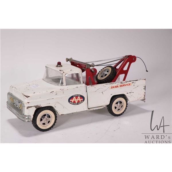 Vintage Tonka pressed steel wrecker truck, circa 1960, 14" in length