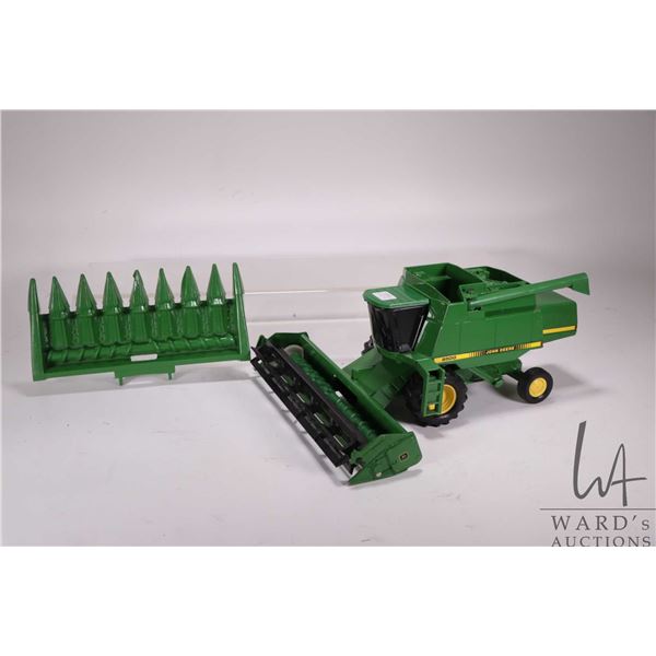 ERTL 1/25 scale die cast John Deere 9500 Combine harvester with interchangeable heads