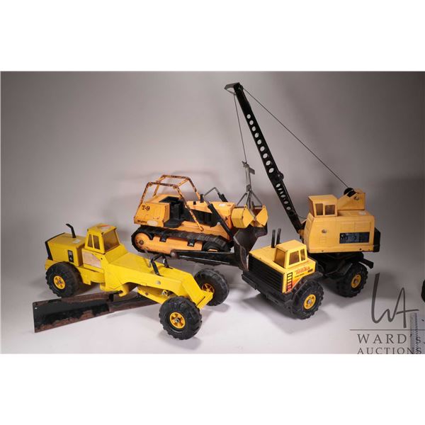 Selection of 1/18th scale die cast and tin farm toys including ERTL International 460 with baler, se