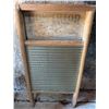Image 3 : Dominion Glass Washboard and Beacon Railroad Lantern