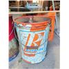 Image 3 : Vintage Esso and Royalite Metal Oil Cans